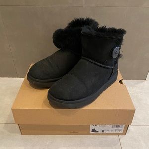 Like new in box UGG Mini Bailey Button II Black 6